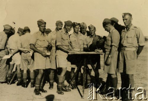 Lata 40., brak miejsca.
Żołnierze Armii Andersa.
Fot.NN, zbiory Ośrodka KARTA, Pogotowie Archiwalne [PAF_012], album Bogdana Konopko udostępnił Michał Zdrojewski