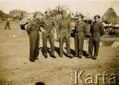 1946, Włochy.
Żołnierze 2 Korpusu Polskiego gen. Władysława Andersa na drodze między Recanti a Macaretą.
Fot.NN, zbiory Ośrodka KARTA, Pogotowie Archiwalne [PAF_012], album Bogdana Konopko udostępnił Michał Zdrojewski