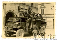 Maj 1946, Pollenza, Włochy.
Żołnierze 2 Korpusu Polskiego gen. Władysława Andersa.
Fot.NN, zbiory Ośrodka KARTA, Pogotowie Archiwalne [PAF_012], album Bogdana Konopko udostępnił Michał Zdrojewski