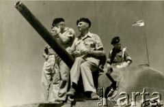 Lata 40., brak miejsca.
Dowódca 2 Korpusu Polskiego gen. Władysław Anders (z prawej) na czołgu.
Fot.NN, zbiory Ośrodka KARTA, Pogotowie Archiwalne [PAF_012], album Bogdana Konopko udostępnił Michał Zdrojewski