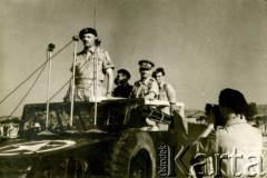 Lata 40., brak miejsca.
Dowódca 2 Korpusu Polskiego gen. Władysław Anders przemawia do żołnierzy.
Fot.NN, zbiory Ośrodka KARTA, Pogotowie Archiwalne [PAF_012], album Bogdana Konopko udostępnił Michał Zdrojewski