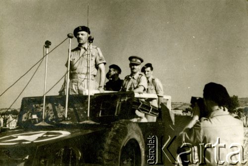 Lata 40., brak miejsca.
Dowódca 2 Korpusu Polskiego gen. Władysław Anders przemawia do żołnierzy.
Fot.NN, zbiory Ośrodka KARTA, Pogotowie Archiwalne [PAF_012], album Bogdana Konopko udostępnił Michał Zdrojewski