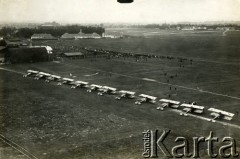 15.08.1922, Rakowice k/Krakowa, Polska.
Przegląd samolotów, widoczne ustawione w rzędzie samoloty, w głębi obserwatorzy, w tle panorama Rakowic. Fotografia została wykonana z wysokości 100 m.
Fot. J. Meysenhälter, zbiory Ośrodka KARTA, Pogotowie Archiwalne [PAF_011], udostępniła Jolanta Szczudłowska