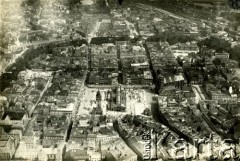 Maj 1922, Kraków, Polska.
Stare Miasto widziane z lotu ptaka. W środku zdjęcia widoczny jest Rynek Główny i znajdujące się na nim Sukiennice, na lewo od Sukiennic ratusz, na prawo Kościół Mariacki. Fotografia została wykonana z wysokości 500 m.
Fot. J. Meysenhälter, zbiory Ośrodka KARTA, Pogotowie Archiwalne [PAF_011], udostępniła Jolanta Szczudłowska