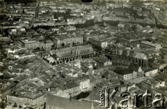 18.08.1922, Kraków, Polska.
Widok na Rynek Główny z lotu ptaka, po prawej Kościół Mariacki, w głębi Sukiennice, obok nich na lewo wieża ratusza. Fotografia została wykonana z wysokości 200 m.
Fot. J. Meysenhälter, zbiory Ośrodka KARTA, Pogotowie Archiwalne [PAF_011], udostępniła Jolanta Szczudłowska