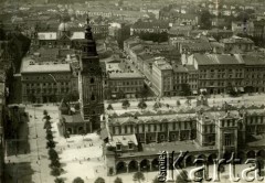 5.08.1922, Kraków, Polska.
Widok  na część Rynku Głównego z lotu ptaka. Na pierwszym planie fragment Sukiennic, po lewej stronie ratusz, za nim widoczne są kamienice. Fotografia została wykonana z wysokości 80 m.
Fot. J. Meysenhälter, zbiory Ośrodka KARTA, Pogotowie Archiwalne [PAF_011], udostępniła Jolanta Szczudłowska