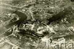 9.05.1922, Kraków, Polska.
Widok na Wzgórze Wawelskie z lotu ptaka, na wzgórzu po prawej stronie widoczny jest Zamek Królewski na Wawelu, na lewo od niego kościół katedralny. Po lewej stronie płynie Wisła. Fotografia została wykonana z wysokości 400 m.
Fot. J. Meysenhälter, zbiory Ośrodka KARTA, Pogotowie Archiwalne [PAF_011], udostępniła Jolanta Szczudłowska