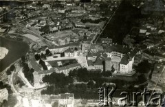 18.08.1922, Kraków, Polska.
Widok na Wzgórze Wawelskie z lotu ptaka, na nim po prawej Zamek Królewski na Wawelu, w głębi widoczne wieże kościoła katedralnego. Po lewej stronie płynie Wisła. Fotografia została wykonana z wysokości 400 m.
Fot. J. Meysenhälter, zbiory Ośrodka KARTA, Pogotowie Archiwalne [PAF_011], udostępniła Jolanta Szczudłowska