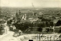 5.08.1922, Kraków, Polska.
Widok  na Wzgórze Wawelskie z lotu ptaka, na nim po lewej stronie widoczne są wieże kościoła katedralnego, w głębi Zamek Królewski na Wawelu. Fotografia została wykonana z wysokości 80 m.
Fot. J. Meysenhälter, zbiory Ośrodka KARTA, Pogotowie Archiwalne [PAF_011], udostępniła Jolanta Szczudłowska
