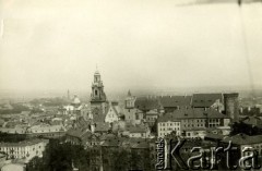 5.08.1922, Kraków, Polska.
Widok na Wzgórze Wawelskie z lotu ptaka, po lewej wieża kościoła katedralnego, obok Zamek Królewski na Wawelu. Fotografia została wykonana z wysokości 50 m.
Fot. J. Meysenhälter, zbiory Ośrodka KARTA, Pogotowie Archiwalne [PAF_011], udostępniła Jolanta Szczudłowska