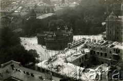 5.08.1922, Kraków, Polska.
Widok na Barbakan z lotu ptaka, po lewej zabudowania Starego Miasta, po prawej późniejsza siedziba Banku Polskiego w trakcie budowy, obok niej gmach Akademii Sztuk Pięknych im. Jana Matejki. Fotografia została wykonana z wysokości 100 m.
Fot. J. Meysenhälter, zbiory Ośrodka KARTA, Pogotowie Archiwalne [PAF_011], udostępniła Jolanta Szczudłowska