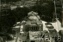 5.08.1922, Kraków, Polska.
Widok na budynek Teatru im. Juliusza Słowackiego z lotu ptaka, po prawej stronie kościół św. Krzyża. Fotografia została wykonana z wysokości 50 m.
Fot. J. Meysenhälter, zbiory Ośrodka KARTA, Pogotowie Archiwalne [PAF_011], udostępniła Jolanta Szczudłowska