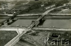 5.08.1922, Kraków, Polska.
Widok z lotu ptaka na mosty na Wiśle: Krakusa (po prawej) i kolejowy w Zabłociu. Fotografia została wykonana z wysokości 200 m.
Fot. J. Meysenhälter, zbiory Ośrodka KARTA, Pogotowie Archiwalne [PAF_011], udostępniła Jolanta Szczudłowska