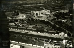 8.10.1921, Lwów, Polska.
Dworzec Główny - budynek dworca, tory i pociągi widziane z lotu ptaka. Fotografia została wykonana z wysokości 300 m.
Fot. J. Meysenhälter, zbiory Ośrodka KARTA, Pogotowie Archiwalne [PAF_011], udostępniła Jolanta Szczudłowska