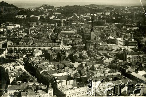 7.10.1921, Lwów, Polska.
Widok na Stare Miasto z lotu ptaka. W głębi widoczna jest wieża ratusza górująca nad Rynkiem, na lewo od ratusza kopuła kościoła pw. Bożego Ciała (wcześniej oo. dominikanów), na prawo wieża Cerkwi Wołoskiej (Uspieńskiej). W lewym górnym rogu zdjęcia wznosi się Kopiec Unii Lubelskiej.
Fot. J. Meysenhälter, zbiory Ośrodka KARTA, Pogotowie Archiwalne [PAF_011], udostępniła Jolanta Szczudłowska