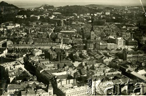 7.10.1921, Lwów, Polska.
Widok na Stare Miasto z lotu ptaka. W głębi widoczna jest wieża ratusza górująca nad Rynkiem, na lewo od ratusza kopuła kościoła pw. Bożego Ciała (wcześniej oo. dominikanów), na prawo wieża Cerkwi Wołoskiej (Uspieńskiej). W lewym górnym rogu zdjęcia wznosi się Kopiec Unii Lubelskiej.
Fot. J. Meysenhälter, zbiory Ośrodka KARTA, Pogotowie Archiwalne [PAF_011], udostępniła Jolanta Szczudłowska