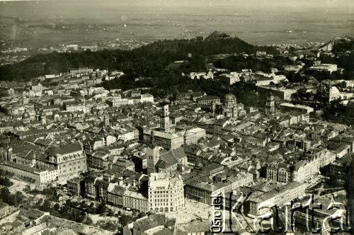 7.10.1921, Lwów, Polska.
Stare Miasto widziane z lotu ptaka, nad Rynkiem (w środku zdjęcia) góruje ratusz, na prawo od niego kopuła kościoła pw. Bożego Ciała (wcześniej oo. dominikanów), dalej na prawo wieża Cerkwi Wołoskiej (Uspieńskiej), w oddali widać Kopiec Unii Lubelskiej. Fotografia została wykonana z wysokości 300 m.
Fot. J. Meysenhälter, zbiory Ośrodka KARTA, Pogotowie Archiwalne [PAF_011], udostępniła Jolanta Szczudłowska