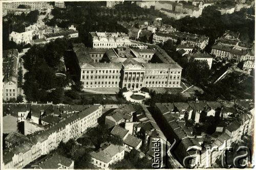 8.10.1921, Lwów, Polska.
Widok gmachu Politechniki Lwowskiej z lotu ptaka. Fotografia została wykonana z wysokości 100 m.
Fot. J. Meysenhälter, zbiory Ośrodka KARTA [PAF_011], udostępniła Jolanta Szczudłowska