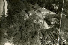 15.05.1922, Branice, pow. Kraków, woj. Kraków, Polska.
Widok Dworu w Branicach z lotu ptaka. Fotografia została wykonana z wysokości 100 m.
Fot. J. Meysenhälter, zbiory Ośrodka KARTA, Pogotowie Archiwalne [PAF_011], udostępniła Jolanta Szczudłowska