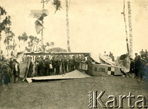 1919, Lwów, Polska.
Widok rozbitego samolotu Albatros B II  i zgromadzonych wokół niego mężczyzn i dzieci.
Fot. NN, zbiory Ośrodka KARTA, Pogotowie Archiwalne [PAF_011], udostępniła Jolanta Szczudłowska