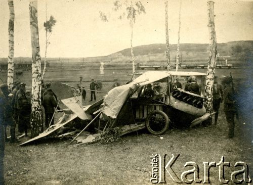 1919, Lwów, Polska.
Rozbity samolot Albatros B II, wokół niego zgromadzeni mężczyźni i dzieci.
Fot. NN, zbiory Ośrodka KARTA, Pogotowie Archiwalne [PAF_011], udostępniła Jolanta Szczudłowska
