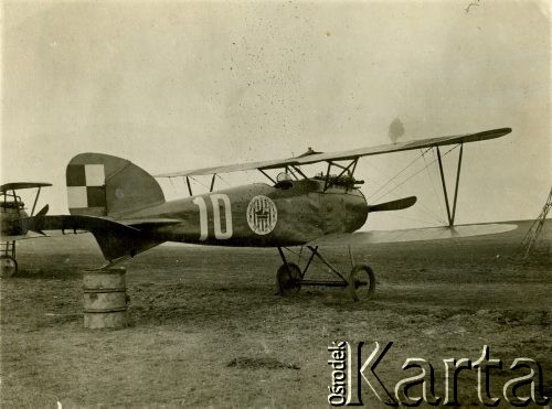 Jesień 1919, Lwów, Polska.
Samolot myśliwski Oeffag D.III nr 10 z 7 Eskadry Myśliwskiej. 
Fot. NN, zbiory Ośrodka KARTA, Pogotowie Archiwalne [PAF_011],  udostępniła Jolanta Szczudłowska