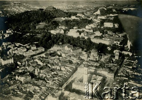 Ok. 1921, Lwów, Polska.
Fragment Starego Miasta widziany z lotu ptaka. Na pierwszym planie widoczny Rynek, nad nim góruje wieża ratusza, dalej widoczna kopuła kościoła pw. Bożego Ciała ( wcześniej oo.dominikanów), na prawo od niego wieża Cerkwi Wołoskiej (Uspieńskiej), w oddali (na górze zdjęcia) Kopiec Unii Lubelskiej.  
Fot. J. Meysenhälter, zbiory Ośrodka KARTA, Pogotowie Archiwalne [PAF_011], udostępniła Jolanta Szczudłowska