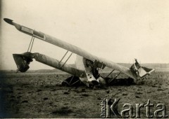 1920, Lwów, Polska.
Rozbity tuż po starcie samolot zwiadowczy Albatros C.XV. Jego pilotem był mjr Rajski.
Fot. NN, zbiory Ośrodka KARTA, Pogotowie Archiwalne [PAF_011], udostępniła Jolanta Szczudłowska