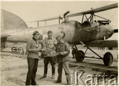 Lato 1919, Lwów, Polska.
Lotnicy 6. Eskadry Lotniczej przed samolotem zwiadowczym Albatros C.XII (BFW) nr 3. Od lewej: Ryszard Hasse, Adolf Wiesiołowski, i Stanisław Pietruski. W tylnej kabinie obserwatora zamontowany karabin maszynowy Schwarzlose.
Fot. NN, zbiory Ośrodka KARTA, Pogotowie Archiwalne [PAF_011], udostępniła Jolanta Szczudłowska