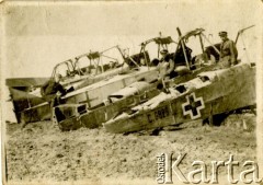 Ok. 1920, Lwów, Polska.
Wraki niemieckich samolotów zdobyte na lwowskim lotnisku. Na pierwszym planie DFW C.V (Av) nr C.6926/17. W samolotach siedzą piloci.
Fot. NN, zbiory Ośrodka KARTA, Pogotowie Archiwalne [PAF_011], udostępniła Jolanta Szczudłowska