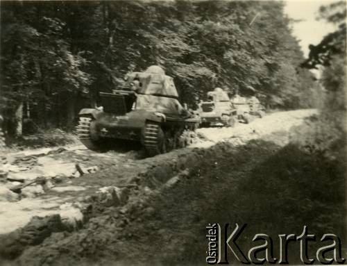 1939, Polska.
Polskie czołgi, prawdopodobnie niemieckie łupy wojenne.
Fot. NN, zbiory Ośrodka KARTA, Pogotowie Archiwalne [PAF_011], udostępniła Jolanta Szczudłowska