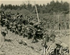 1939, Polska.
Żołnierze Wehrmachtu transportują broń maszynową.
Fot. NN, zbiory Ośrodka KARTA, Pogotowie Archiwalne [PAF_011], udostępniła Jolanta Szczudłowska