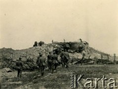 1939, Polska.
Żołnierze Wehrmachtu przy schronie.
Fot. NN, zbiory Ośrodka KARTA, Pogotowie Archiwalne [PAF_011], udostępniła Jolanta Szczudłowska