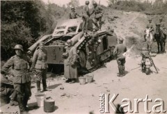 1939, Polska.
Żołnierze Wehrmachtu przy czołgu.
Fot. NN, zbiory Ośrodka KARTA, Pogotowie Archiwalne [PAF_011], udostępniła Jolanta Szczudłowska