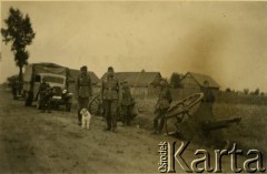 1939, Polska.
Żołnierze Wehrmachtu na drodze.
Fot. NN, zbiory Ośrodka KARTA, Pogotowie Archiwalne [PAF_011], udostępniła Jolanta Szczudłowska