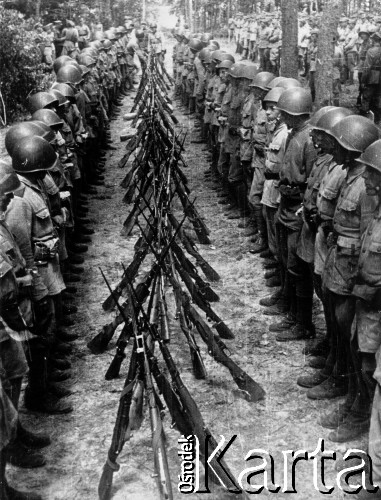 1944, Ołyka.
Przegląd kompanii szkolnej 4 Dywizji Piechoty.
Fot. Józef Rybicki, Stanisława Rybicka, zbiory Fundacji Ośrodka KARTA