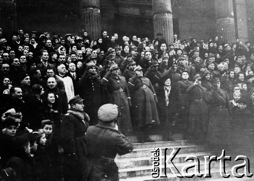 05.1945, Berlin, Niemcy.
Grupa generałów i oficerów polskich na stopniach Reichstagu.
Fot. Józef Rybicki, Stanisława Rybicka, zbiory Fundacji Ośrodka KARTA