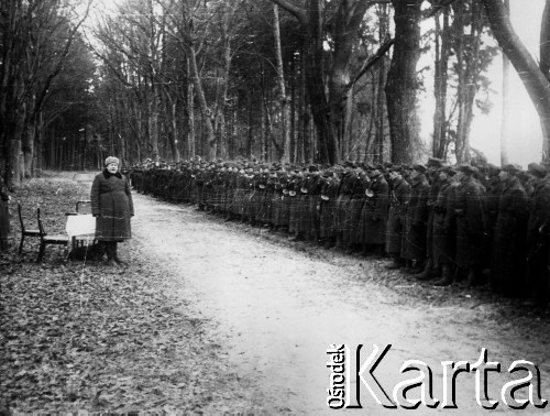 02.1945, Lubin (Luben), Polska.
Gen. Bolesław Kieniewicz przemawia do żołnierzy 11 pułku piechoty 4 Dywizji Piechoty.
Fot. Józef Rybicki, Stanisława Rybicka, zbiory Fundacji Ośrodka KARTA