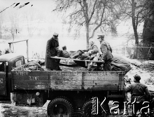 02.1945, Jastrowie, Polska.
Załadunek rannych żołnierzy polskich na skrzynię amerykańskiej ciężarówki Studebacker. Na skrzyni napis: 