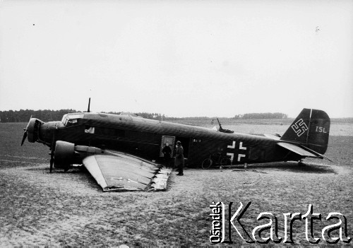 03.1945, Kołobrzeg (okolice), Polska.
Zestrzelony niemiecki trzysilnikowy samolot transportowy Junkers Ju-52.
Fot. Józef Rybicki, Stanisława Rybicka, zbiory Fundacji Ośrodka KARTA