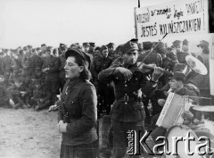 18.03.1945, Kołobrzeg, Polska.
Uroczystość zaślubin z morzem na kołobrzeskiej plaży, występy. W głębi transparent z napisem: 