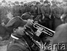 18.03.1945, Kołobrzeg, Polska.
Uroczystość zaślubin z morzem na kołobrzeskiej plaży, n/z występ zespołu muzycznego.
Fot. Józef Rybicki, zbiory Fundacji Ośrodka KARTA