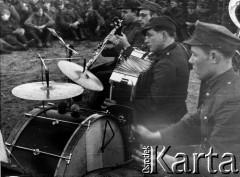 18.03.1945, Kołobrzeg, Polska.
Uroczystość zaślubin z morzem na kołobrzeskiej plaży, n/z wojskowy zespół muzyczny w czasie występu.
Fot. Józef Rybicki, zbiory Fundacji Ośrodka KARTA