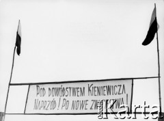 18.03.1945, Kołobrzeg, Polska.
Uroczystość zaślubin z morzem na kołobrzeskiej plaży. Transparent z napisem: 