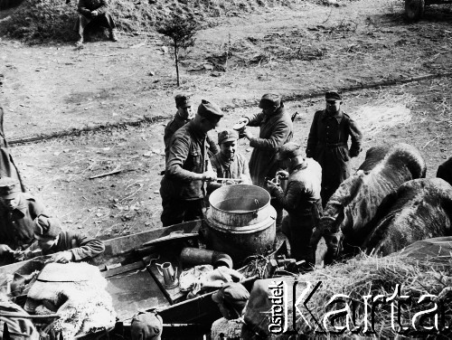 03.1945, Kołobrzeg (prawdopodobnie), Polska.
Kucharz wydaje żołnierzom posiłek z kuchni polowej.
Fot. Józef Rybicki, zbiory Fundacji Ośrodka KARTA