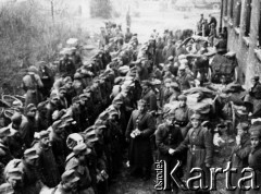 03.1945, Kołobrzeg, Polska.
Punkt zborny jenców niemieckich. Jeńcy na zbiórce przed budynkiem w trakcie przygotowań do odmarszu. Wokół polska eskorta.
Fot. Józef Rybicki, zbiory Fundacji Ośrodka KARTA