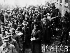 03.1945, Kołobrzeg, Polska.
Punkt zborny jenców niemieckich. Kolumna jenców z polską eskortą w trakcie przygotowań do wymarszu.
Fot. Józef Rybicki, zbiory Fundacji Ośrodka KARTA