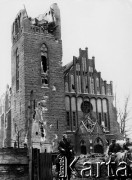 03.1945, Kołobrzeg, Polska.
Polscy żołnierze na tle zniszczonego w czasie walk kościoła św. Jerzego.
Fot. Józef Rybicki, zbiory Fundacji Ośrodka KARTA