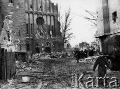 03.1945, Kołobrzeg, Polska.
Polscy żołnierze przed zniszczonym kościołem św. Jerzego.
Fot. Józef Rybicki, zbiory Fundacji Ośrodka KARTA