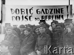 18.03.1945, Kołobrzeg, Polska.
Uroczystość zaślubin z morzem na kołobrzeskiej plaży, n/z grupa żołnierzy, transparent z napisem: Dobić gadzine! Dojść do Berlina!